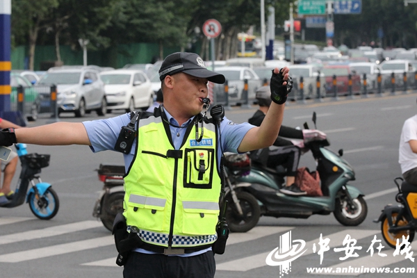 安徽合肥交警入伏站高温