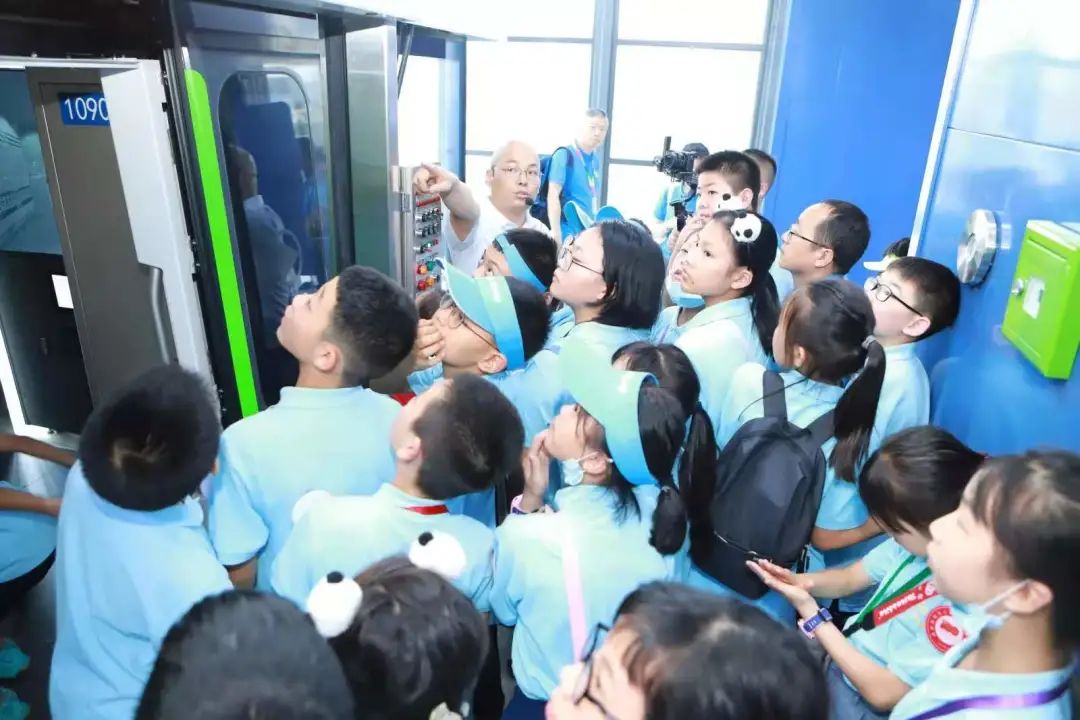 女子在地铁车厢爬行_地铁车厢吃糖被罚_北京地铁4号线车厢