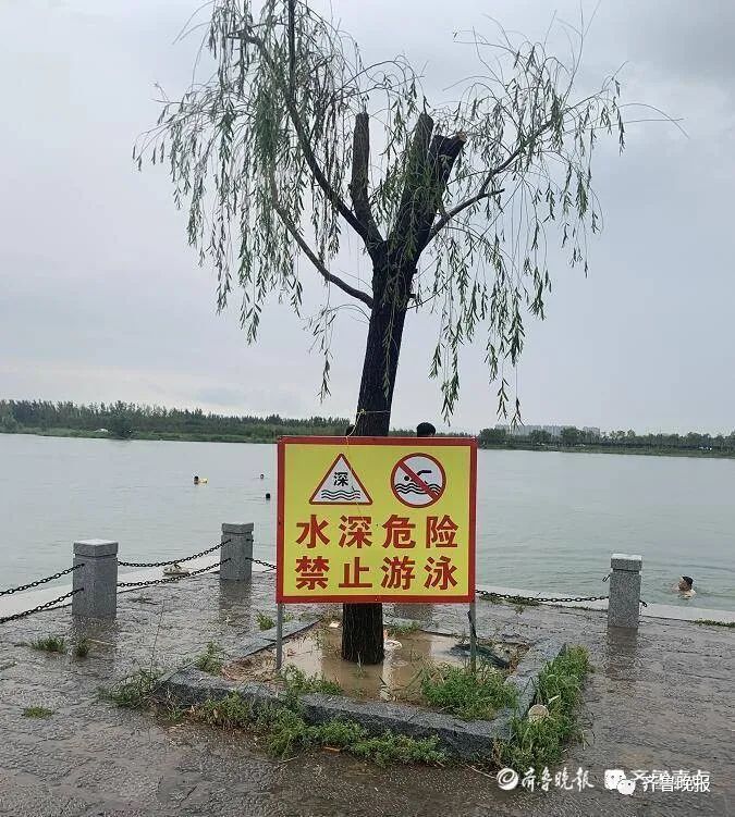济南一景区湖里,下大雨仍有人在野泳!