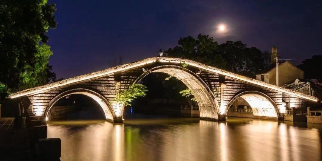 上海松江跨塘桥,市河桥亮灯营造"跨塘乘月"夜景