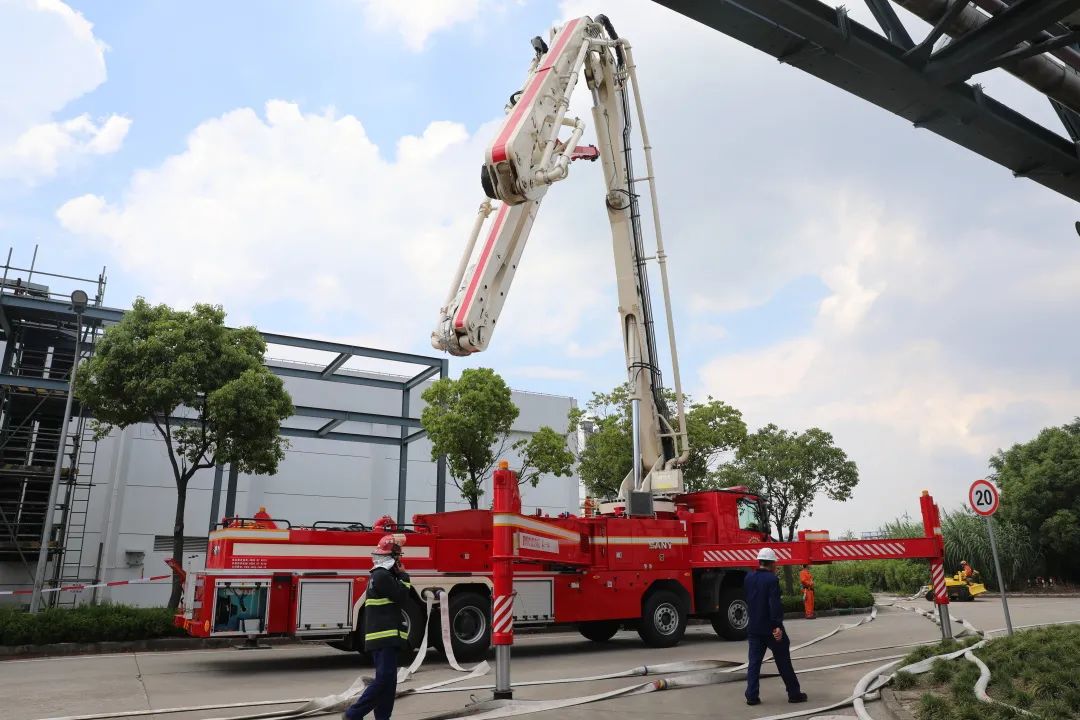 应急演练上海消防组织开展化工重型灭火救援编队实战拉动演练