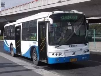 像是这种蓝色的,在浦东很常见因为这种颜色一般隶属浦东公交公司不少