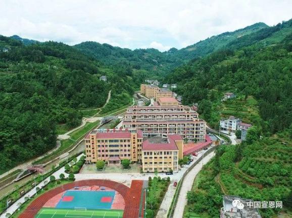 花香鸟语,景色秀丽,交通便利;校园依山傍水,宣恩县清江外国语学校选址