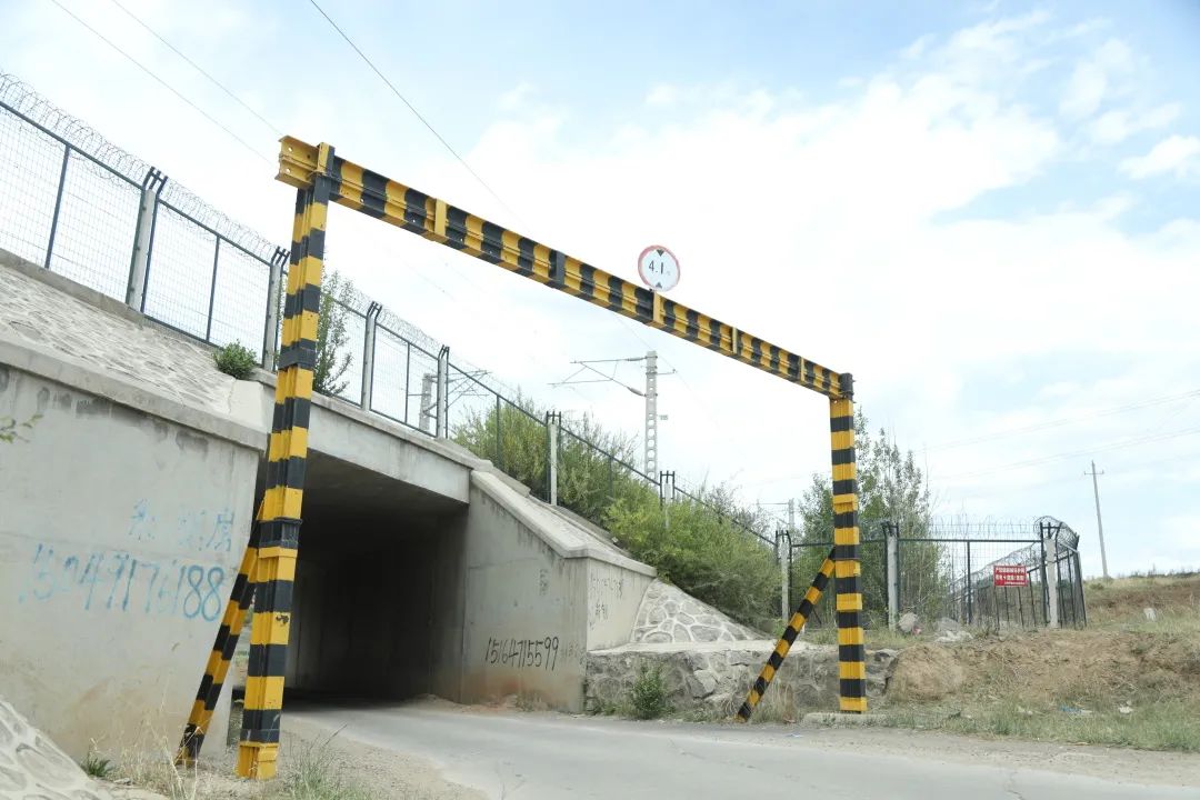 左右 防止机动车侵入铁路限界身材合适才准通过 铁路上跨道路立交桥涵