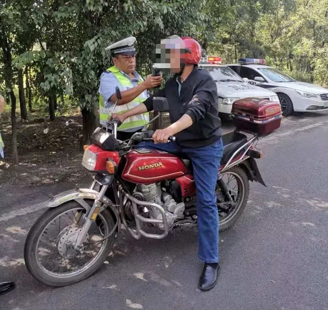 查获一辆无牌二轮摩托车,经现场民警对该驾驶人王某某使用呼气式酒精