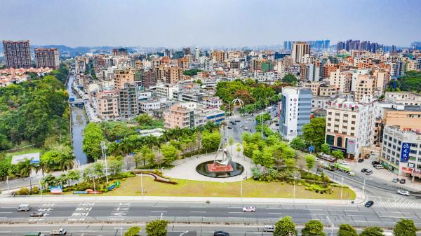 大岭山镇,位于广东省东莞市中南部,这里依山傍水,生态良好,地理优越.