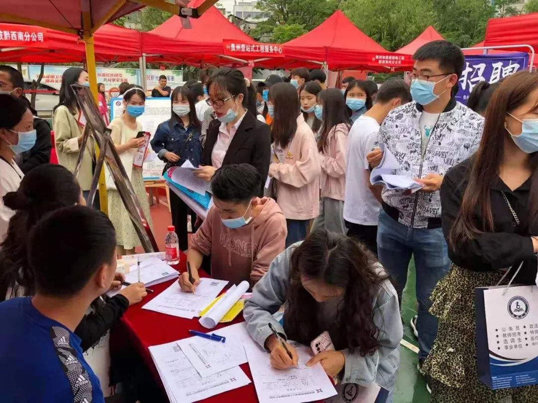 毕业季大学生就业创业渠道宽政策给力