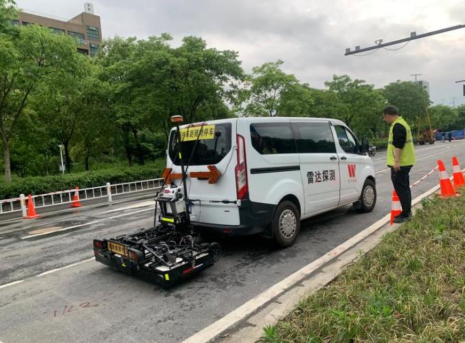 萧山街头这辆车最深能检测道路地下7米的空洞全区502条段道路已完成