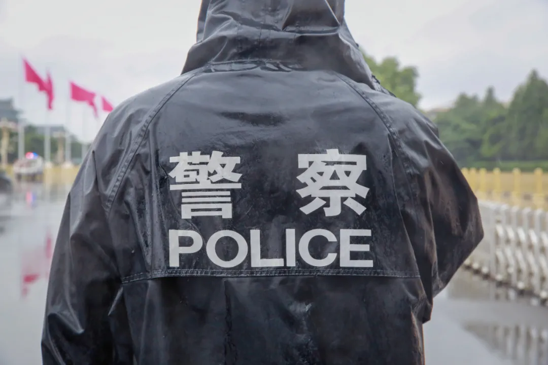 暴雨橙警!北京警察"逆行记"!