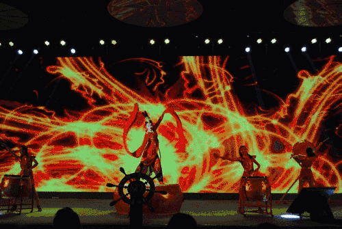 精彩的演出,文化的碰撞,在绚丽多彩的舞台上,在体育广场的各个角落