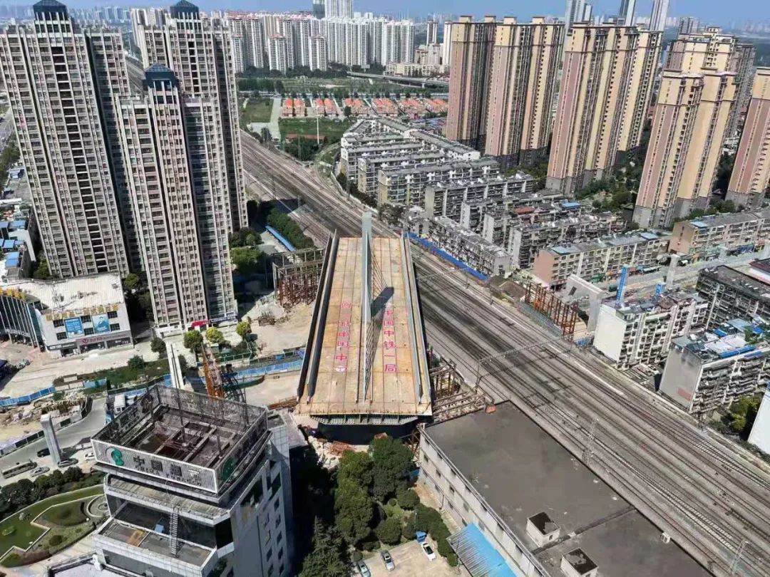 襄阳市东西轴线上跨焦柳铁路桥成功转体!