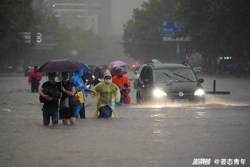 郑州暴雨中,他们困在车厢里