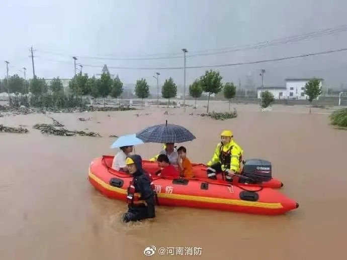 汛情发生后,河南省委省政府,郑州市委市政府主要负责同志一线调度