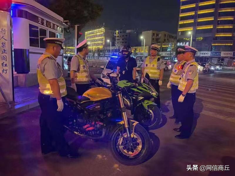 商丘交警一大队夜查摩托车"飙车炸街"等交通违法行为