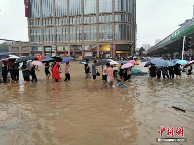 记者从河南省防办获悉,鉴于河南省暴雨持续,郑州市城区严重内涝,铁路