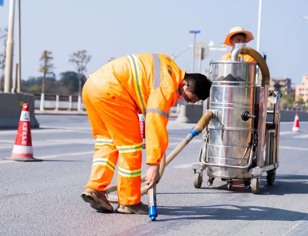 书法作品《一心向党—刘贤鑫(市道路养护中心北城养护所)笔寄红心