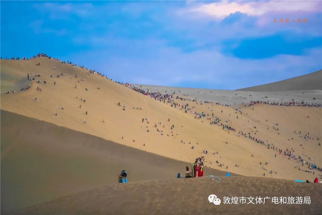 【旅游动态】鸣沙山月牙泉景区2021年旅游接待破百万