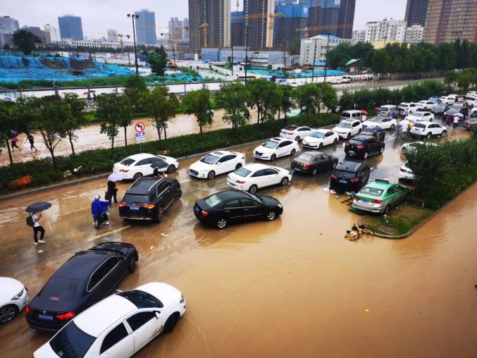 2021年7月21日,郑州,暴雨造成城区内部分路段积水严重,给市民出行带来