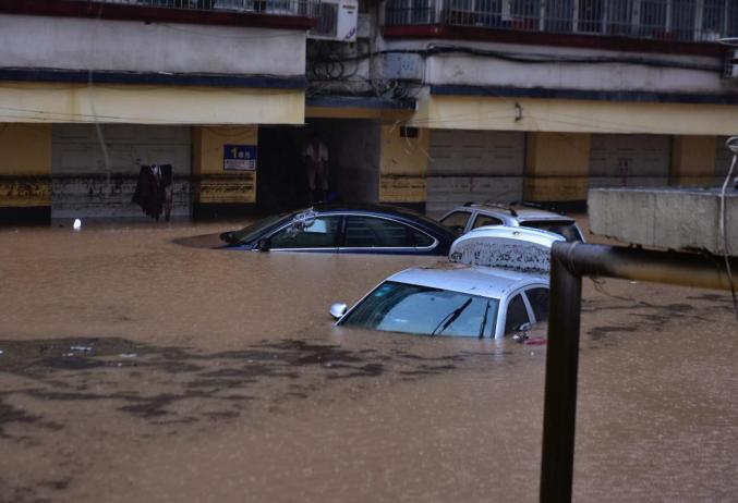 特大暴雨!郑州洪灾已致12人死亡,江西等地紧急增援中