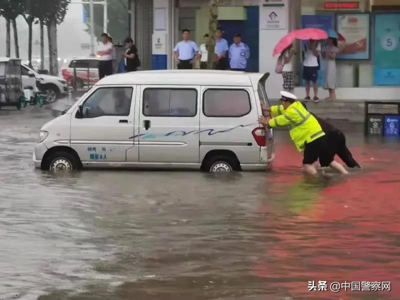 暴雨中的河南公安力量全警出动奋战救援一线