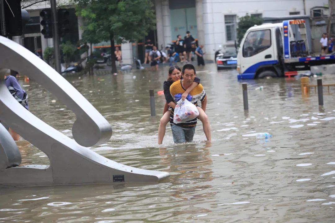 半岛都市报微信(bandaobao)综合整理,素材自:极目新闻,中国青年报