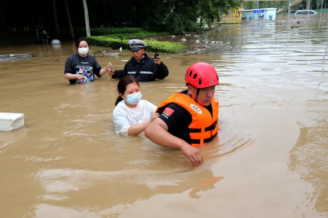 暴雨来袭河南公安全警上阵抗灾救援