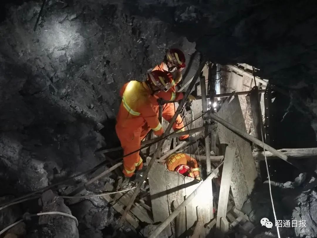工人被困矿洞昭通消防14小时生死救援