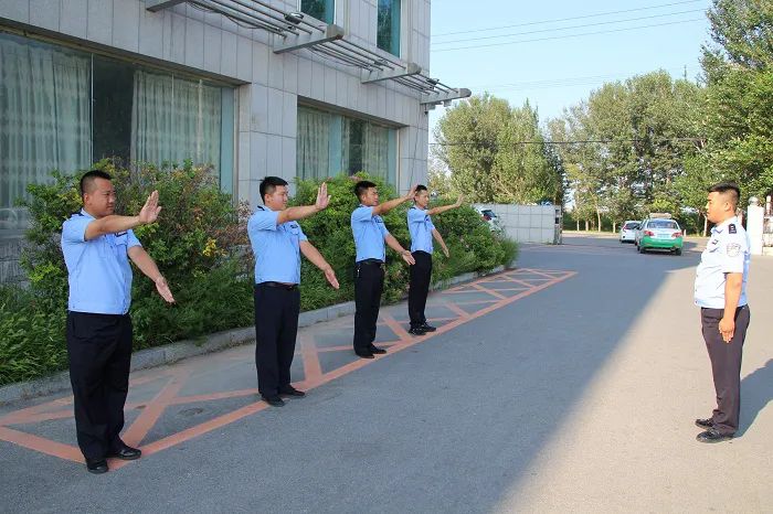 大安公安交巡警开展交通手势训练,提升队伍良好形象