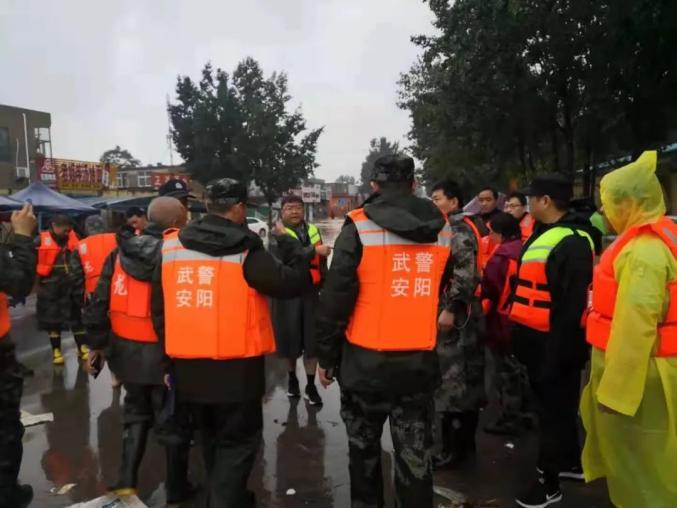 暴雨中的河南公安力量 | 安阳警方:风里雨里 警民同在 安阳加油