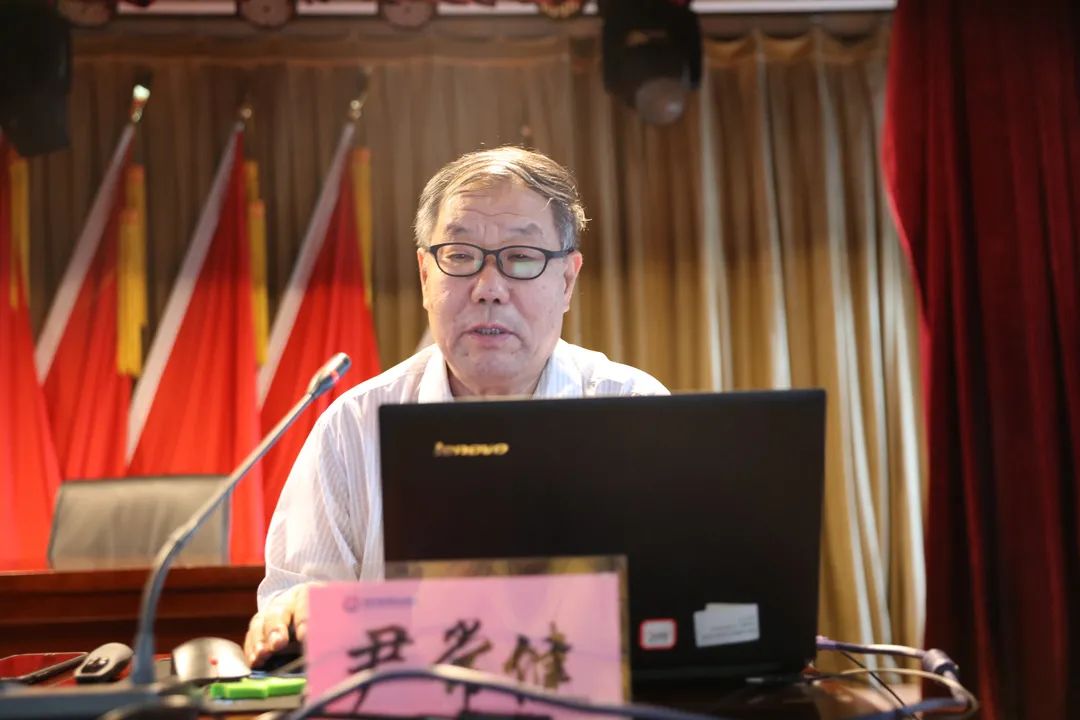 尹常健教授授课开班仪式后,尹常健教授进行了《中西医并重和中西医