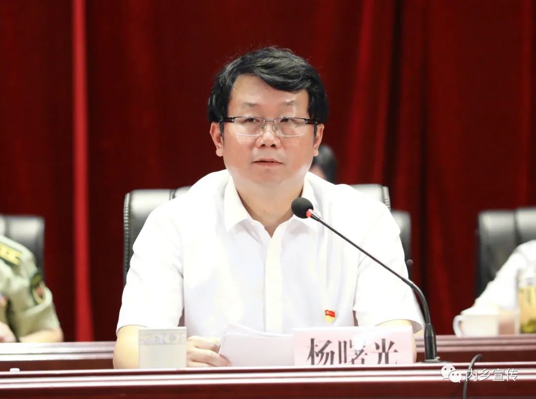 县委书记杨曙光,代县长张智广等在家的县处级以上领导出席会议