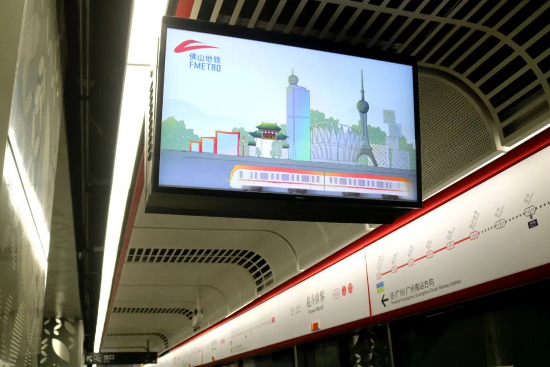 地铁列车缓缓驶过目前正线十二座车站及区间已具备行车条件summer石洲