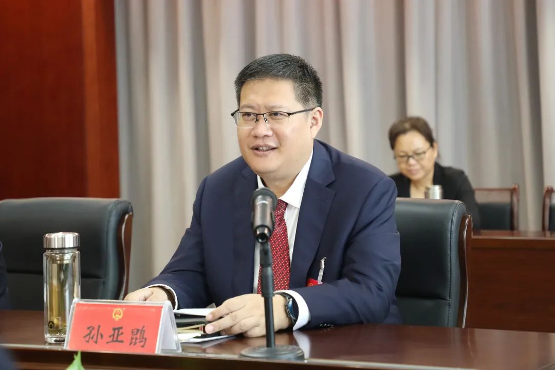 孙亚鹍参加和村镇代表团讨论