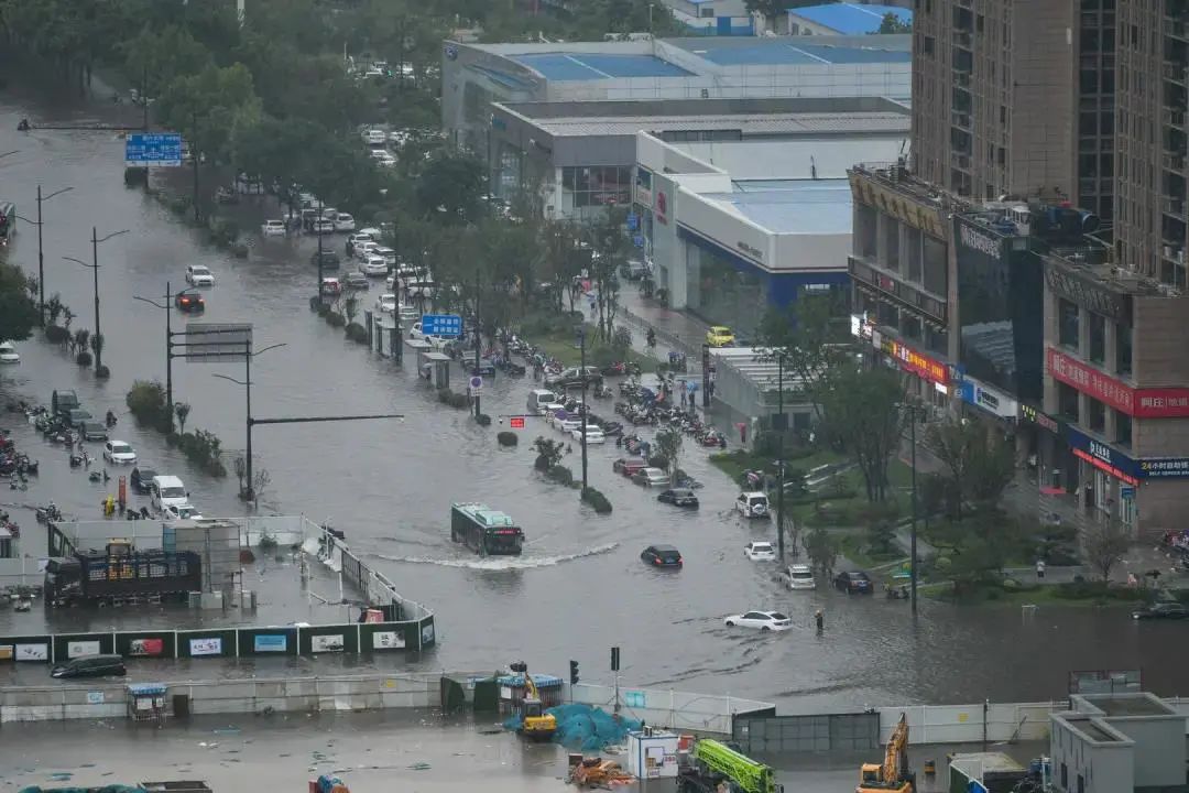 7月20日,河南郑州大暴雨,市区车辆涉水前行.图据视觉中国