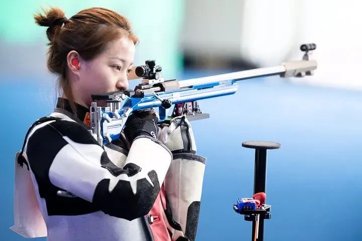 奥运首金!清华经管学院00后学子杨倩射击场百步穿杨
