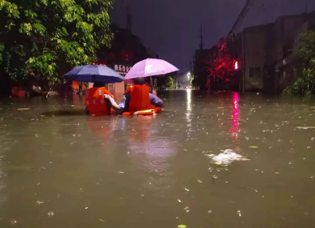 暴雨中的河南公安力量开封警方坚守一线救助群众排查隐患