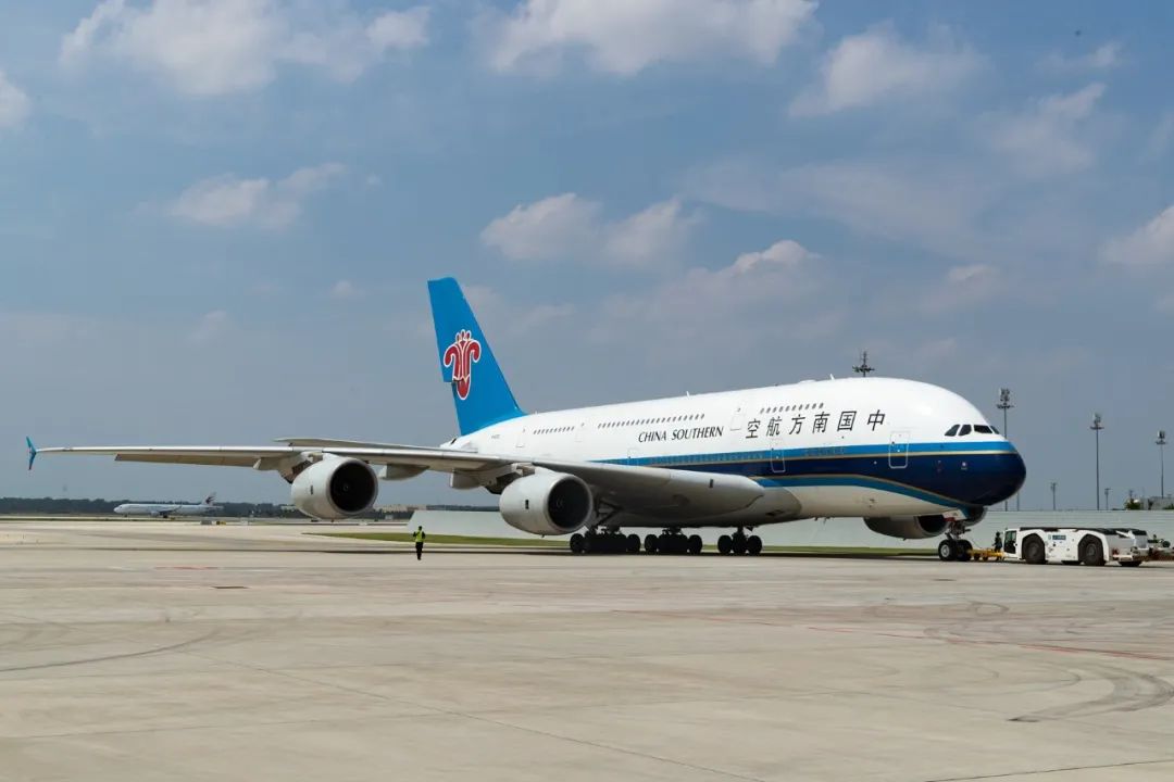 世界最大客机空客a380执飞中国南方航空北京大兴至广州往返航班,这是