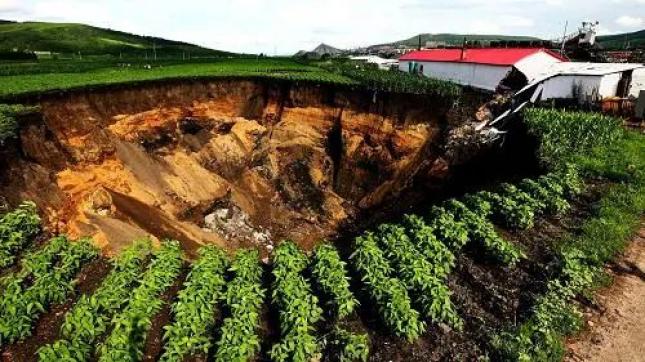 陷落地震是由于地层陷落引起的地面振动.