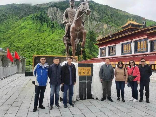 在东嘎寺张经武爱国主义教育基地,考察团听取了西藏和平解放时期亚东