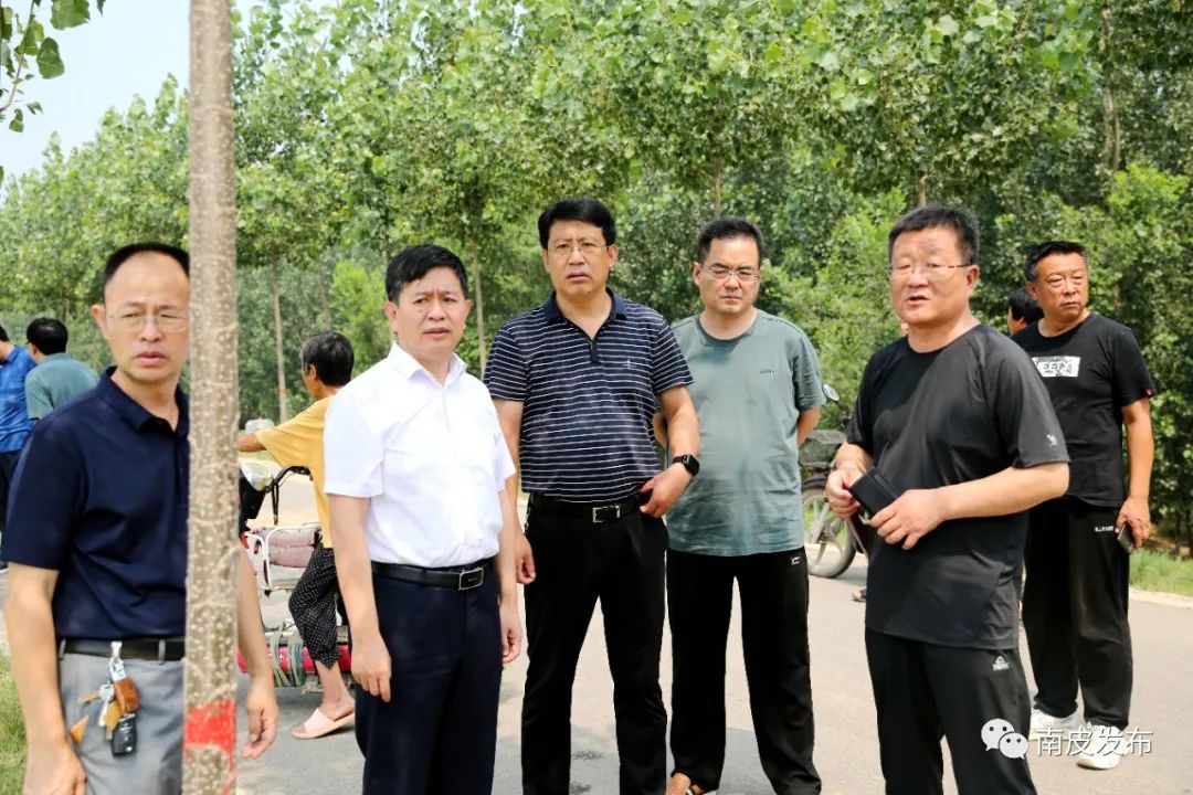 会后,县领导张立忠,王雷,郑勇带领寨子镇,潞灌镇以及县水务,河务,应急