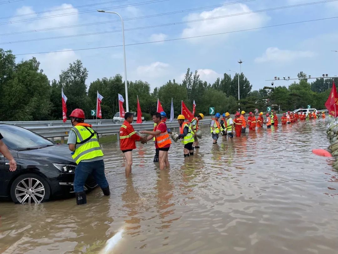 中交二航局2021届新员工乔栋梁在报到过程中遭遇暴雨被困郑州,刚刚