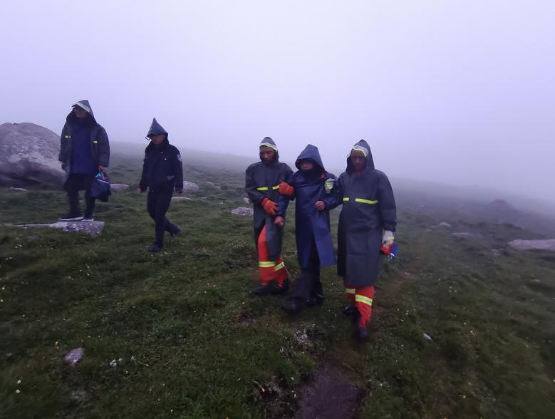 驴友被困海拔4500米山中,消防救援人员连续12小时冒雨营救