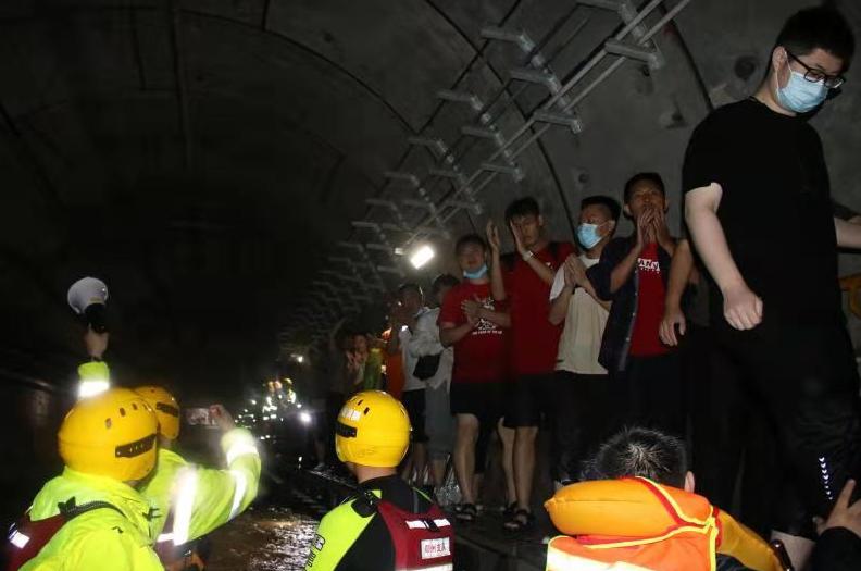 当看到有群众无法顺利行进时,殷全铭大声向群众呼喊"快上来!