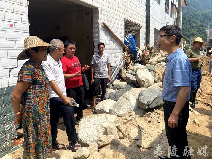 夷陵邮政管理局组织寄递企业为此次遭受暴雨袭击的乐天溪镇,三斗坪镇