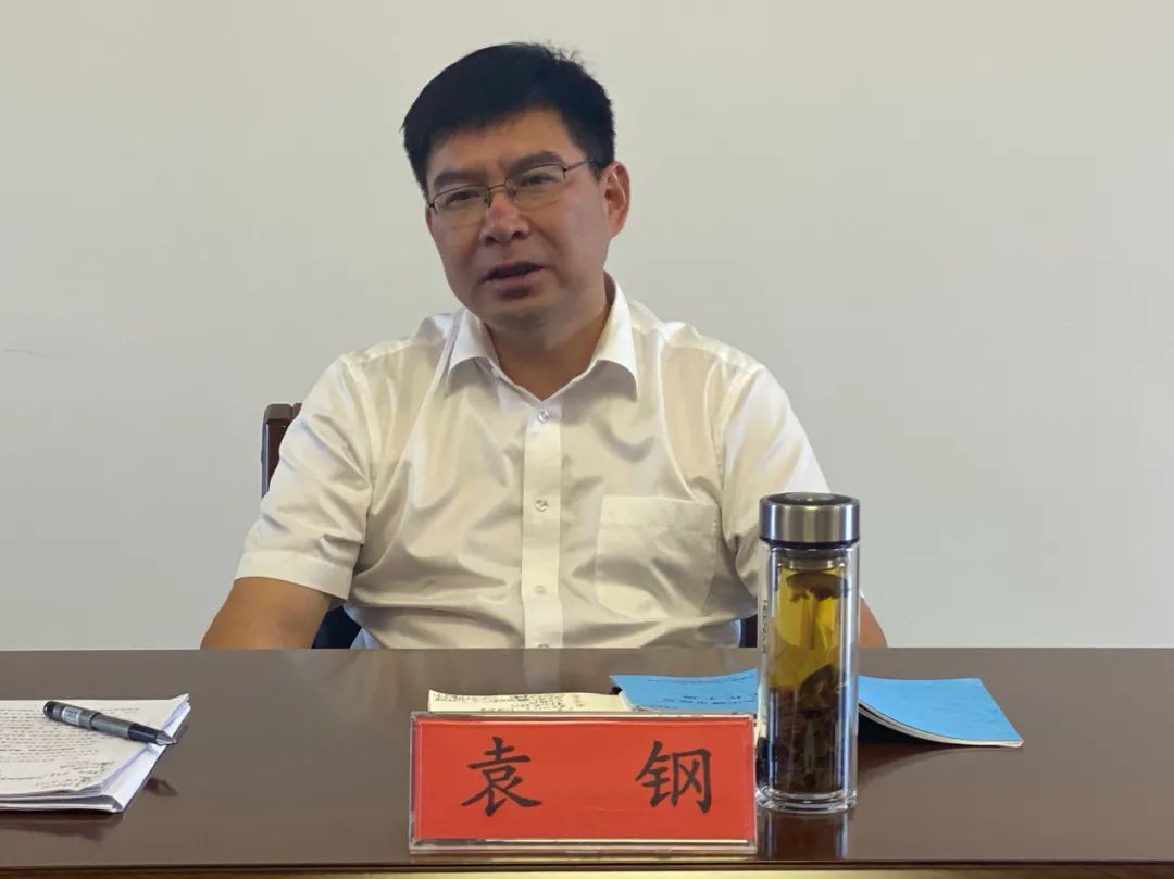 袁钢一行先后来到东关街道中心医院区域,汉冶街道老庄农贸市场,仲景