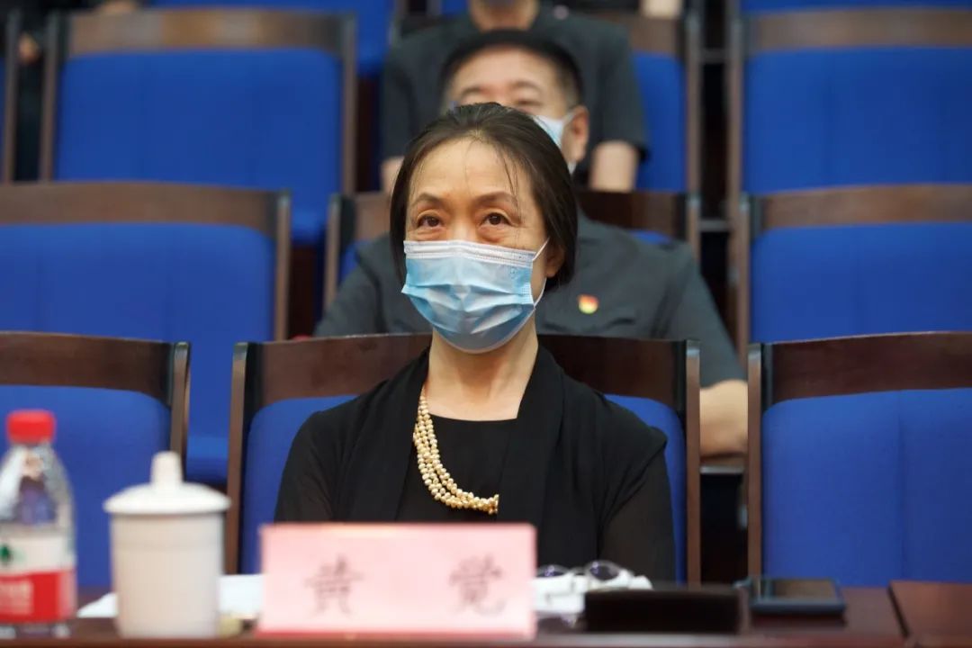 黄觉,北京市人大代表,中国海洋石油总公司党组成员,总会计师温冬芬