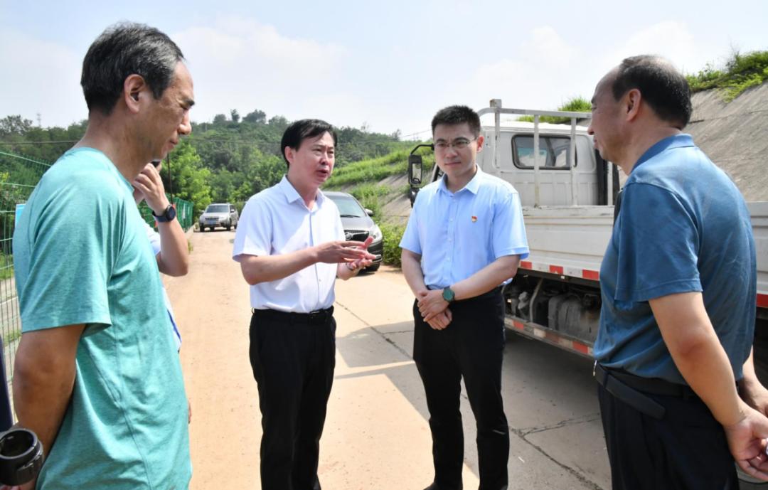 7月26日,市水利局局长关宇飞一行到我县调研督导防