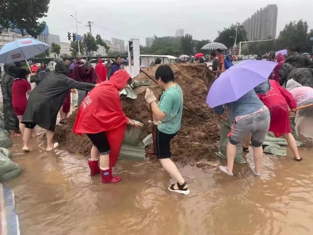 防汛救灾进行时丨新乡巾帼撑起抗洪抢险半边天