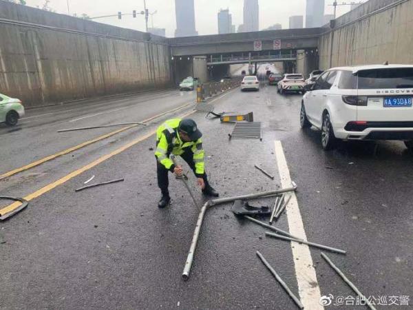 轿车失控撞上隔离栏 交警迅速处置保畅通