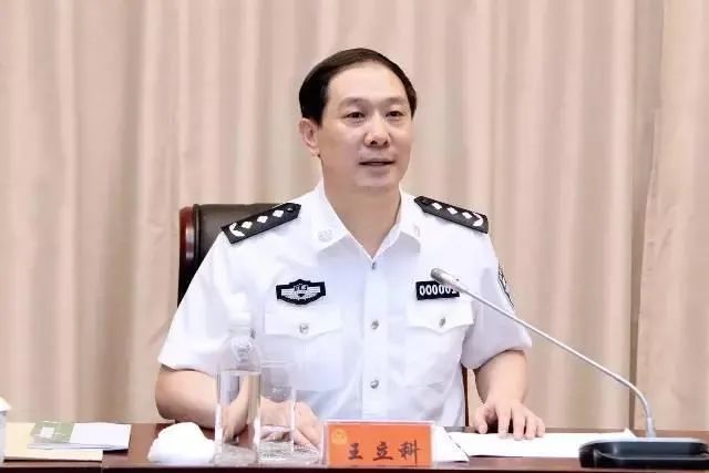 王立科与李文喜一样同为满族干部,他曾任辽宁省葫芦岛市副市长,市